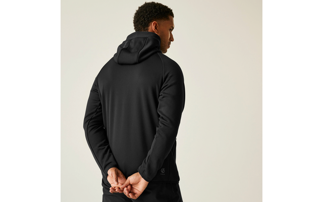 Ein Mann mit schwarzem Kapuzenpullover, von hinten, Hände hinter dem Rücken verschränkt