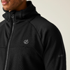 Person trägt eine schwarze Jacke mit Reißverschluss, das Logo ist auf der Brust sichtbar