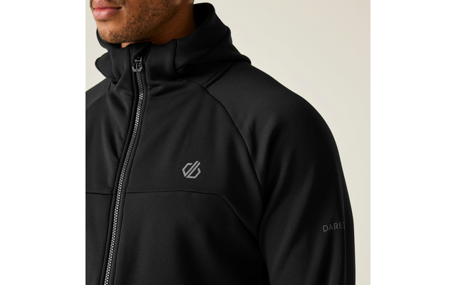 Person trägt eine schwarze Jacke mit Reißverschluss, das Logo ist auf der Brust sichtbar