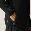 Person in schwarzer Jacke mit Hand in der Hosentasche