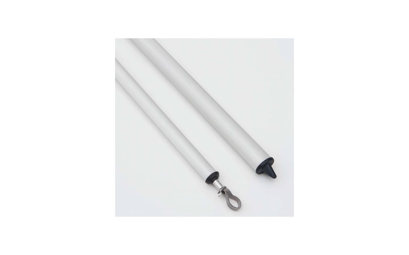 Twee witte stokken, een met een metalen oogje aan het uiteinde, de andere met een zwarte punt
