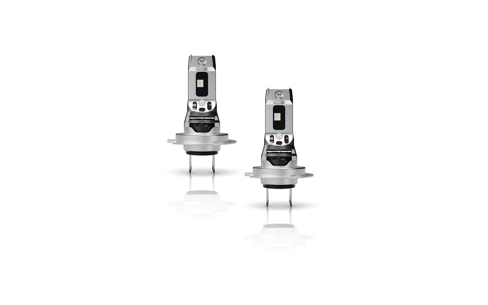 Zwei silberne LED-Scheinwerferlampen nebeneinander, Metallgehäuse, zwei Kontaktstifte und leichte Spiegelung darunter