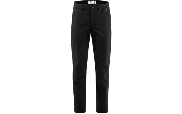 Schwarze lange Hose, Vorderansicht; Bund mit Knopf und Reißverschluss; zwei schräge Reißverschlusstaschen; schmal zulaufende Beine; kleines rechteckiges Patch an der Außenseite des rechten Oberschenkels