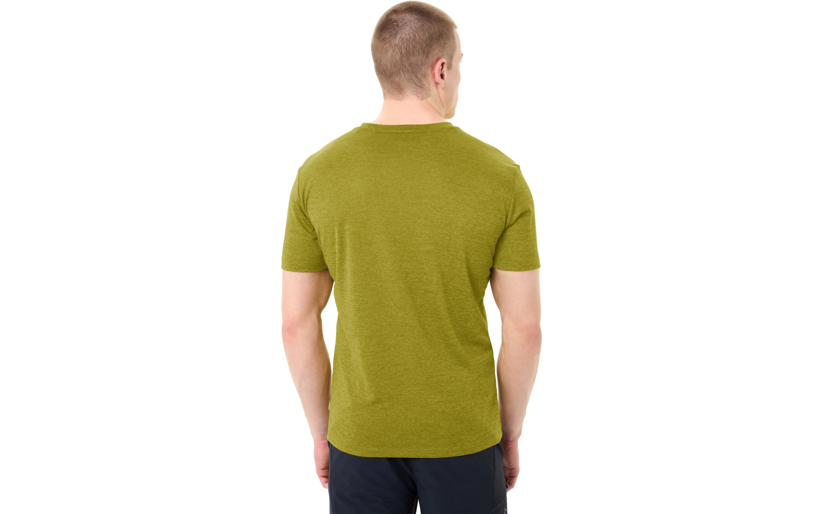 Achteraanzicht van een staande persoon met kort lichtbruin haar, een olijfgroen T‑shirt en een donkere korte broek op een witte achtergrond