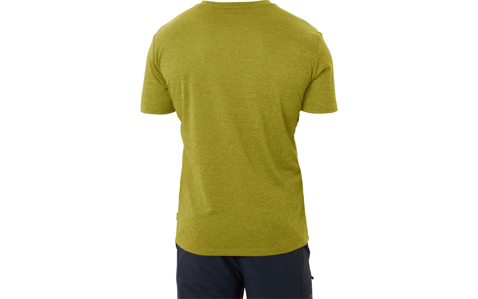 Achteraanzicht van een staande persoon met kort lichtbruin haar, een olijfgroen T‑shirt en een donkere korte broek op een witte achtergrond