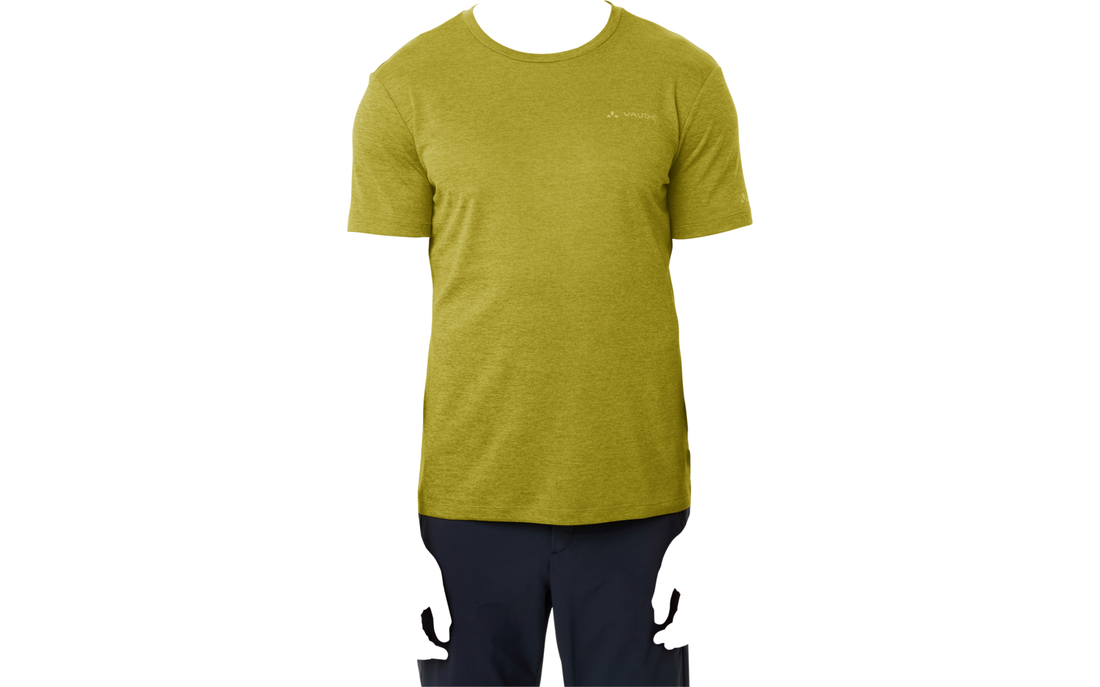 Persoon met kort haar, olijfgroen T-shirt en donkere broek staat recht voor een witte achtergrond, armen langs het lichaam