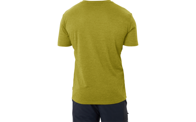 Achteraanzicht van een staande persoon met kort lichtbruin haar, een olijfgroen T‑shirt en een donkere korte broek op een witte achtergrond