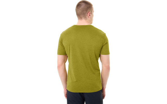 Achteraanzicht van een staande persoon met kort lichtbruin haar, een olijfgroen T‑shirt en een donkere korte broek op een witte achtergrond