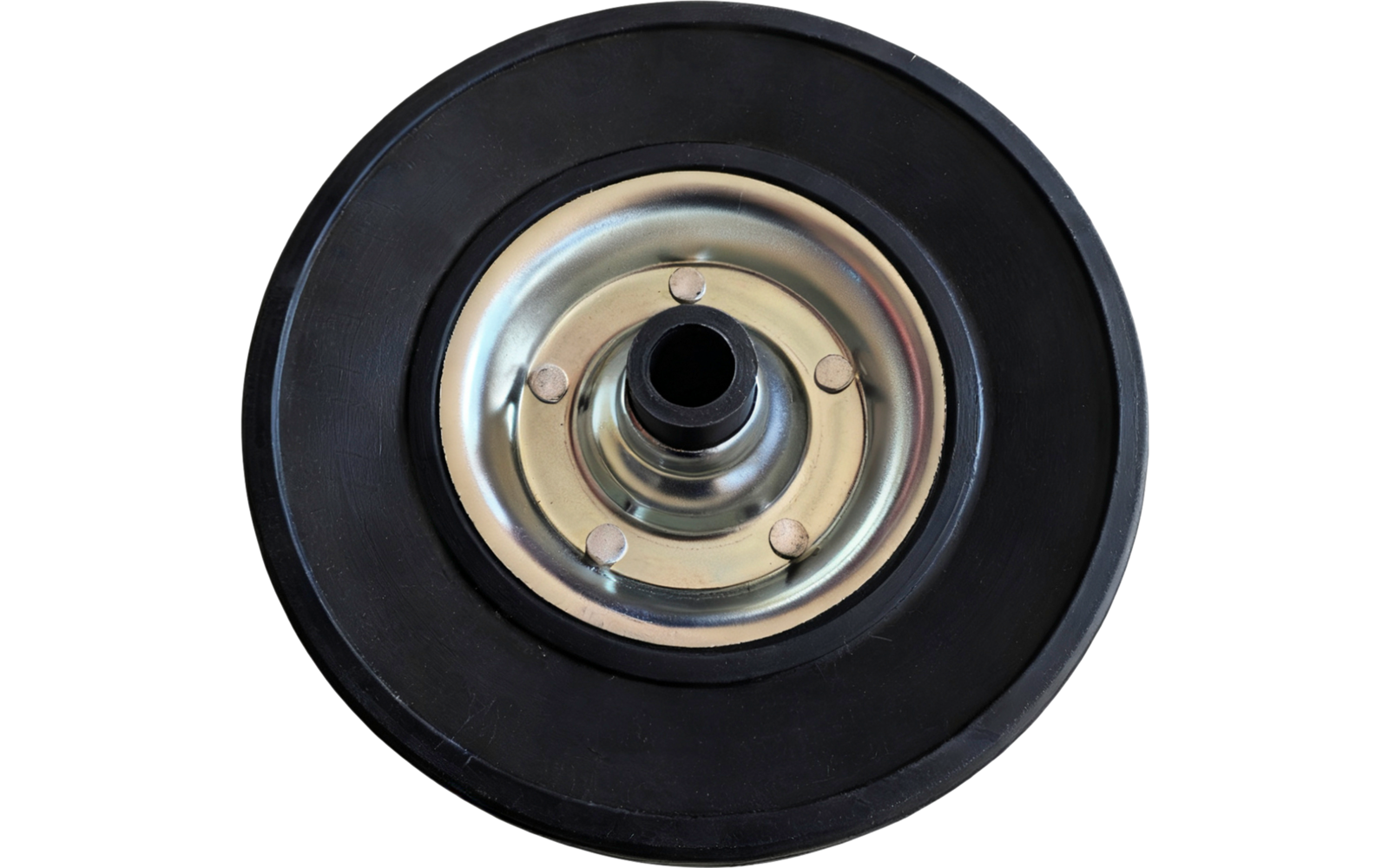 Rundes schwarzes Rad mit Metallnabe und zentraler Achse vor weißem Hintergrund