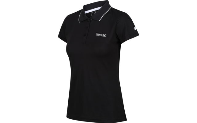 Schwarzes Poloshirt mit kurzen Ärmeln, Dreiknopf-Knopfleiste, weißer Biese am Kragen und kleinem weißen Logo auf der linken Brust vor weißem Hintergrund
