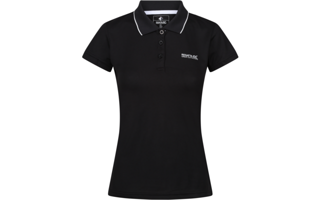 Schwarzes tailliertes Poloshirt mit kurzen Ärmeln, Dreiknopfleiste, weißer Kontrastkante am Kragen und kleinem weißen Logo auf der linken Brust