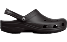 Schwarzer Clog mit Fersenriemen, Belüftungsöffnungen und profillierter Sohle, Seitenansicht auf weißem Hintergrund