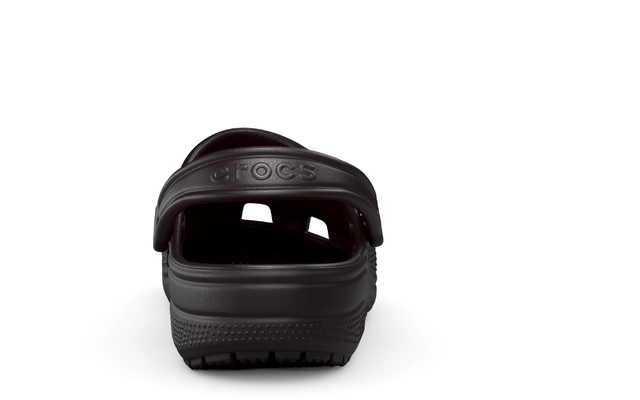 Schwarzer Crocs-Clog von hinten, einzelne Sandale auf weißem Hintergrund