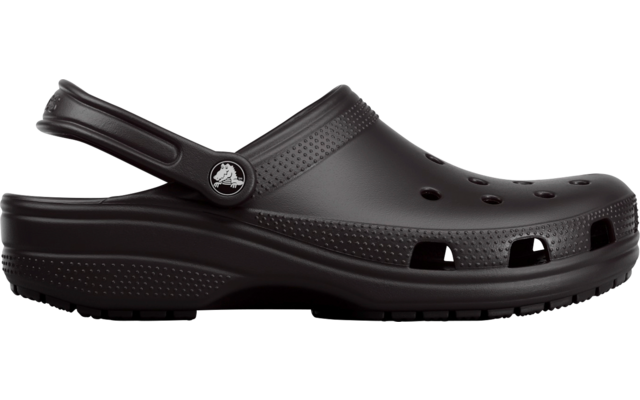 Schwarzer Clog mit Fersenriemen, Belüftungsöffnungen und profillierter Sohle, Seitenansicht auf weißem Hintergrund