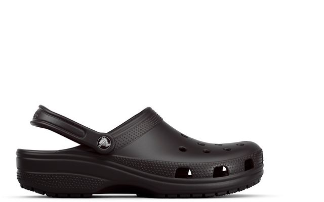 Schwarzer Clog mit Fersenriemen, Belüftungsöffnungen und profillierter Sohle, Seitenansicht auf weißem Hintergrund