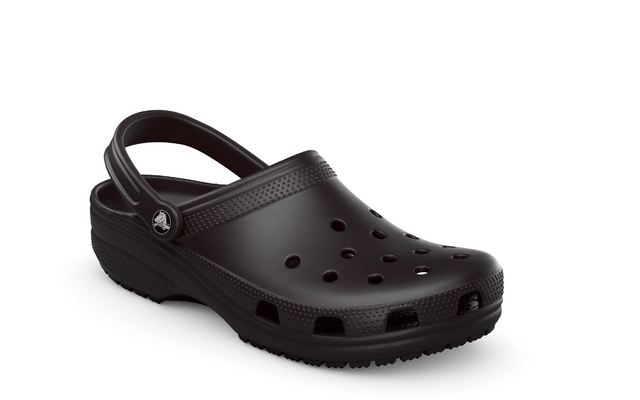 Ein schwarzer Clog aus Gummi mit Belüftungsöffnungen und Fersenriemen, Dreiviertelansicht auf weißem Hintergrund