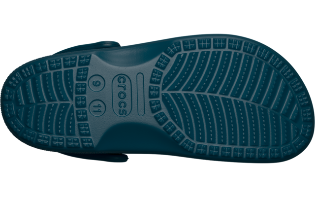 Unterseite einer einzelnen blaugrünen Clog-Sohle mit Profilrillen, eingeprägtem Schriftzug "crocs" und runden Markierungen