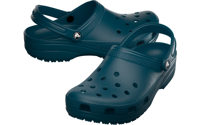 Paar perforierter Gummiclogs mit Fersenriemen