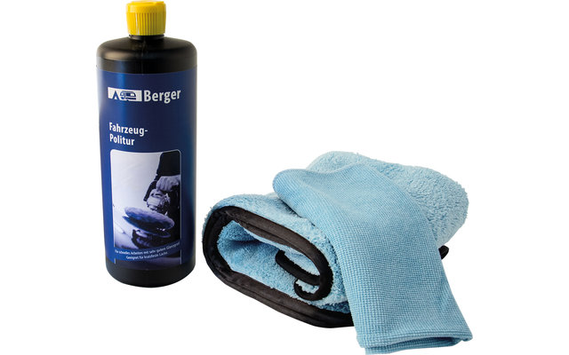 Blaue Flasche Reinigungsmittel neben blauem Mikrofasertuch auf weißem Hintergrund