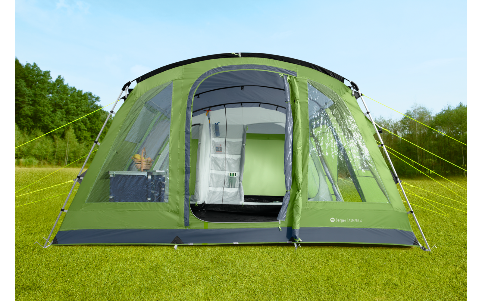 Ein grünes Familienzelt steht auf einer Wiese bei klarem Himmel