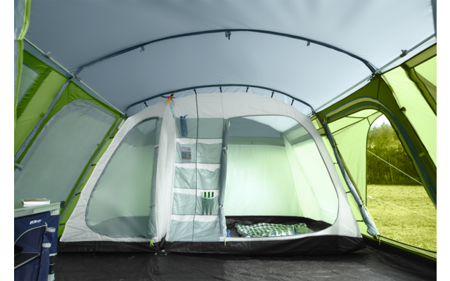 Blick ins Innere eines grünen Zeltes mit Innenzelt und Eingangsbereich