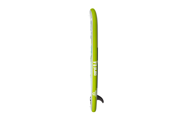 Grünes aufblasbares Stand-up-Paddle-Board seitlich stehend auf weißem Hintergrund
