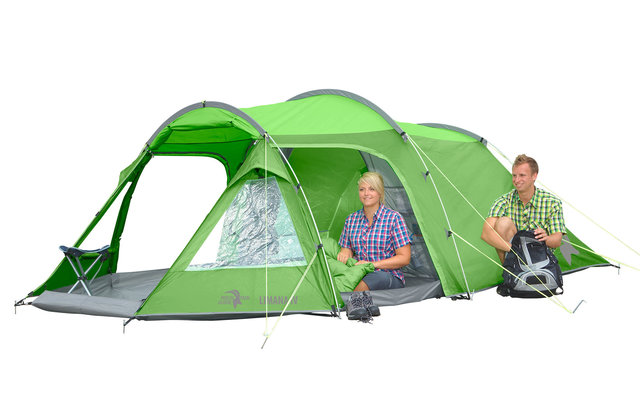 Zwei Kinder sitzen vor einem grünen und weißen Zelt auf dem Boden