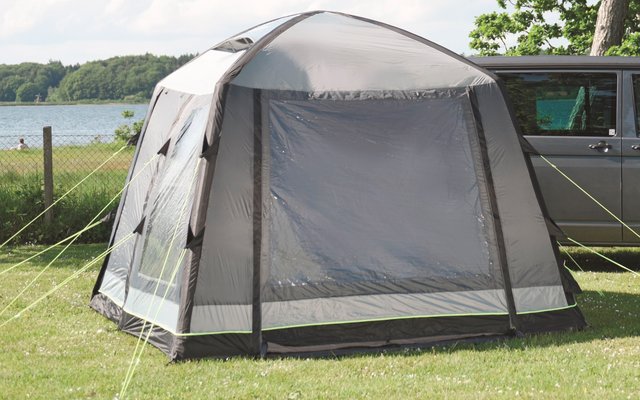 Grillzelt mit geschlossener Front in einem Garten bei Sonnenschein