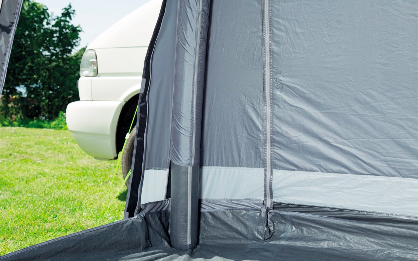 Ein Glas Wasser auf einem Holztisch