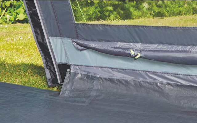 Blick aus einem Fenster auf eine Rasenfläche und einen Baum im Hintergrund, im Vordergrund ein Fensterrahmen und eine Fensterbank