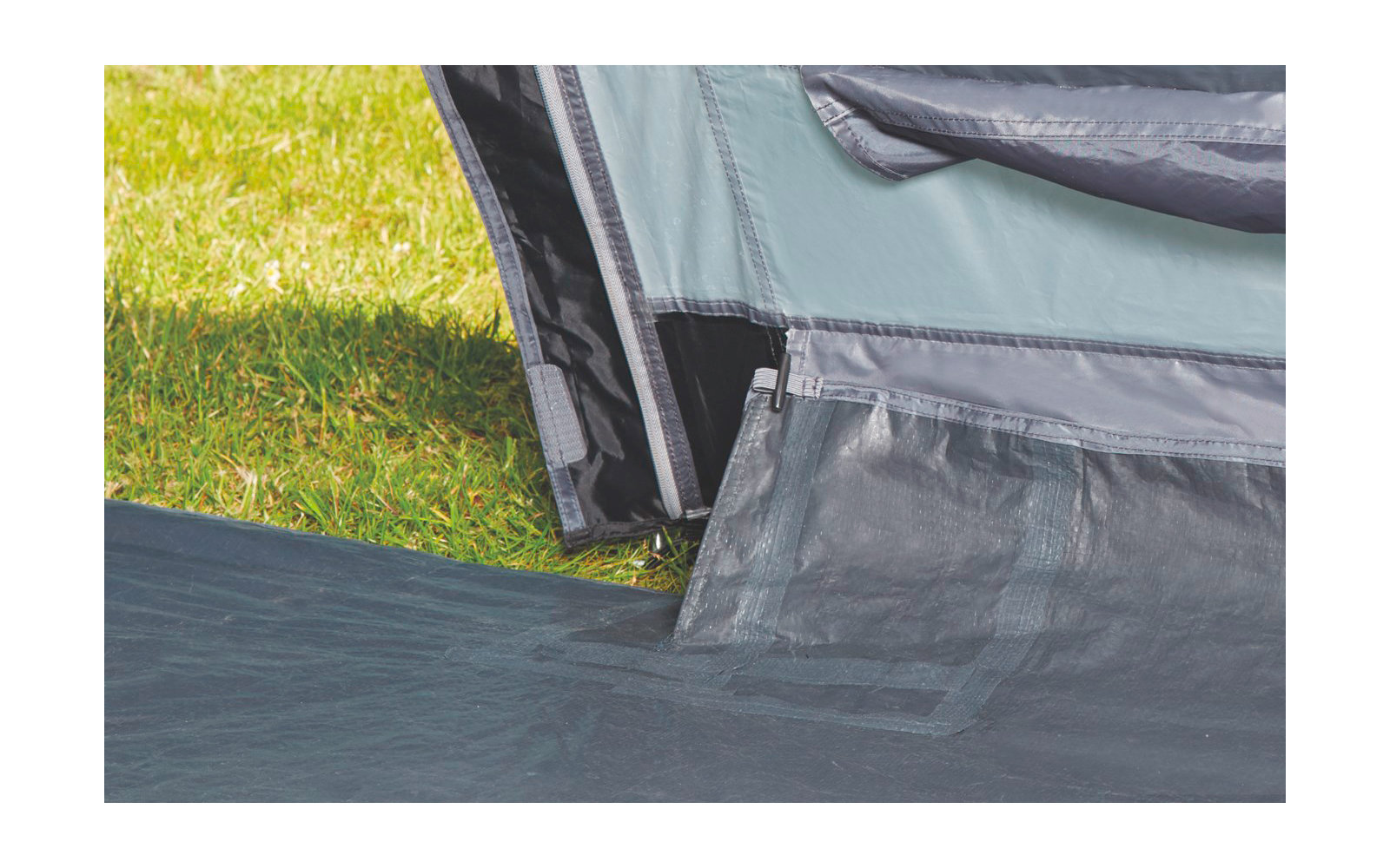 Teil eines Zeltes mit geöffnetem Eingang und sichtbarem Innenraum