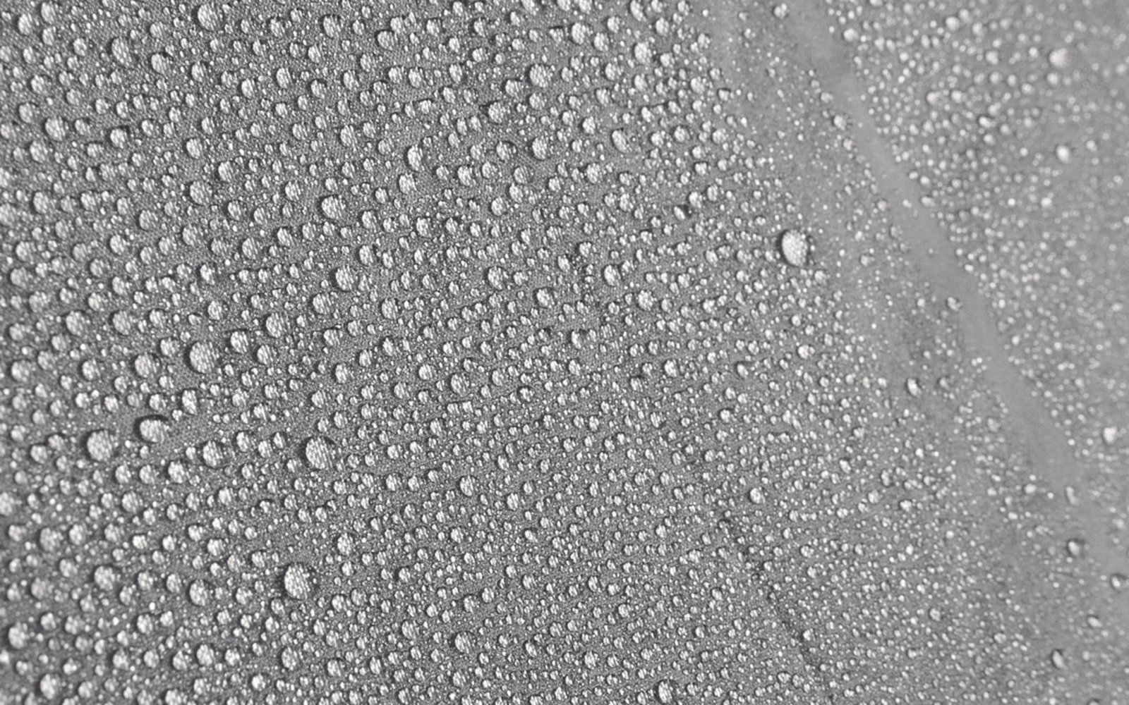 Nahaufnahme von Wassertropfen auf einer glatten Oberfläche