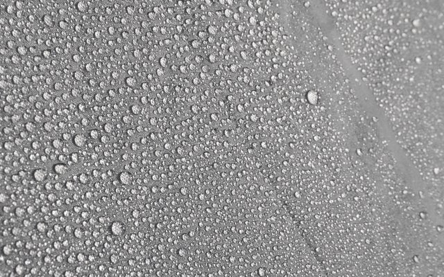 Nahaufnahme von Wassertropfen auf einer glatten Oberfläche