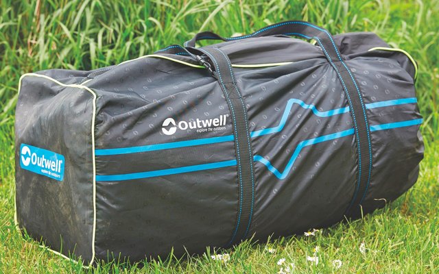 Geschlossener großer schwarzer Fahrradpacktaschenbeutel mit blauen Streifen auf weißem Hintergrund