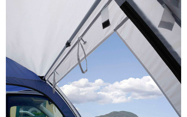 Vista dalla tenda su un cielo blu con nuvole e una montagna sullo sfondo