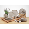 Verschiedene graue Keramikgeschirrteile auf einem Holztablett und Holztisch, neben einem Krug mit Lavendel und einer Holzkiste
