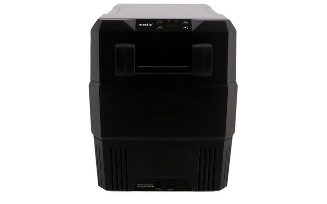 Zwarte industriële printer tegen witte achtergrond