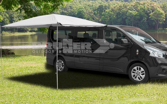 Schwarzer Campervan mit ausgefahrenem grauen Sonnenschutz auf einer grünen Wiese, im Hintergrund Bäume