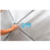 Hand zieht graues Zeltmaterial auseinander, blauer Schriftzug 'CLOSE' sichtbar