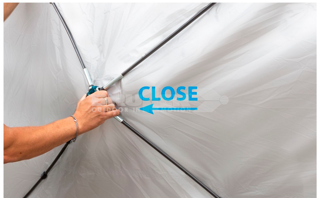 Hand zieht graues Zeltmaterial auseinander, blauer Schriftzug 'CLOSE' sichtbar