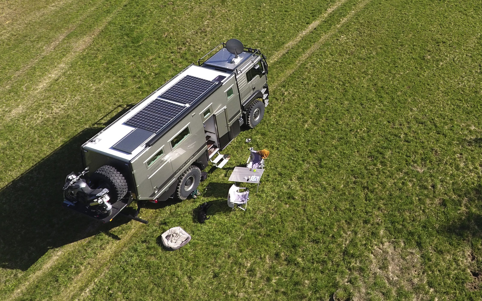 Ein Spielzeug-Raketenmodell auf einem weißen Untergrund