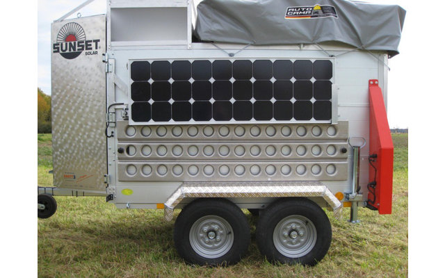 Retro-wohnmobil mit braunem und weißem Farbschema, geparkt vor einer hellen Hauswand