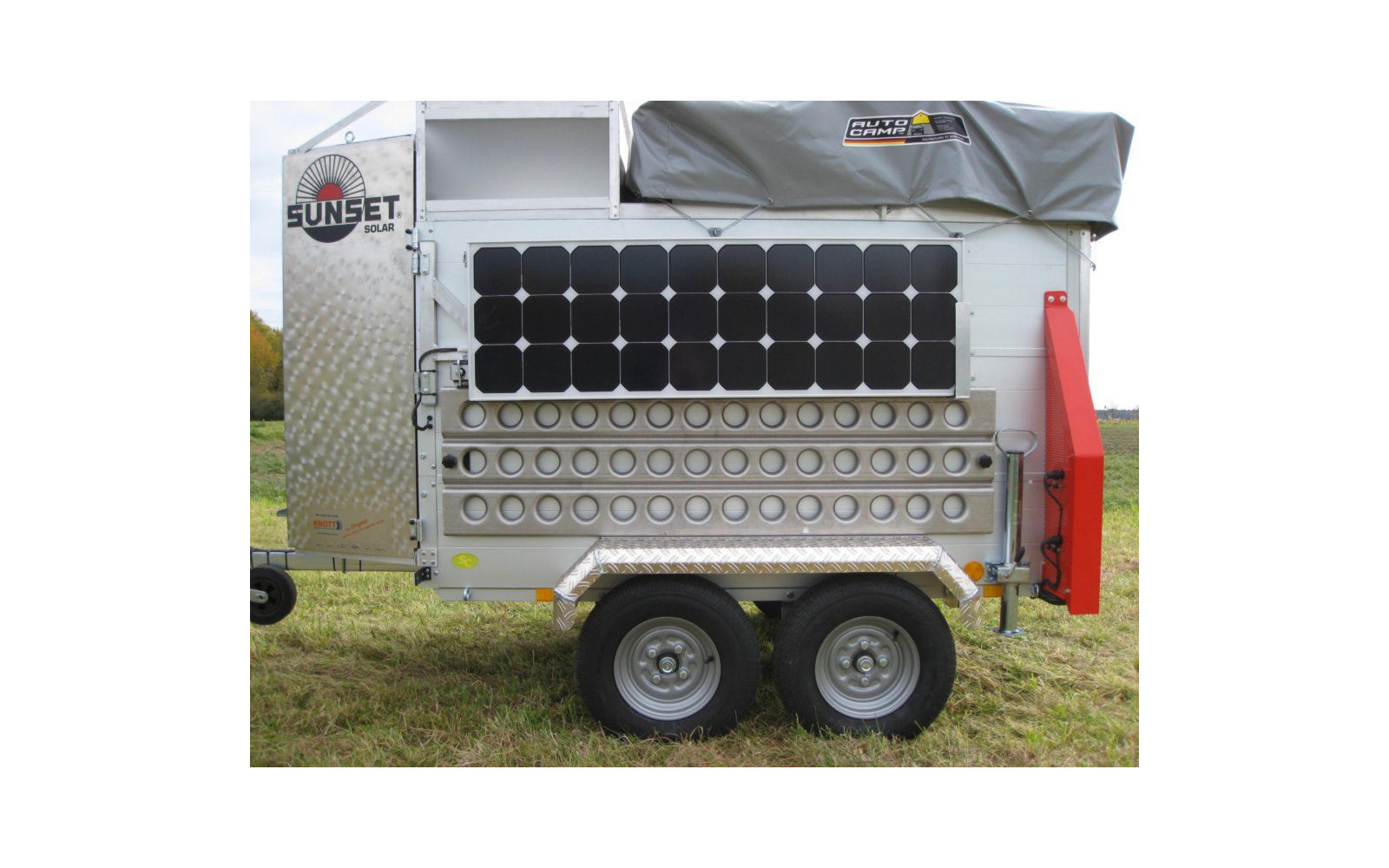 Retro-wohnmobil mit braunem und weißem Farbschema, geparkt vor einer hellen Hauswand