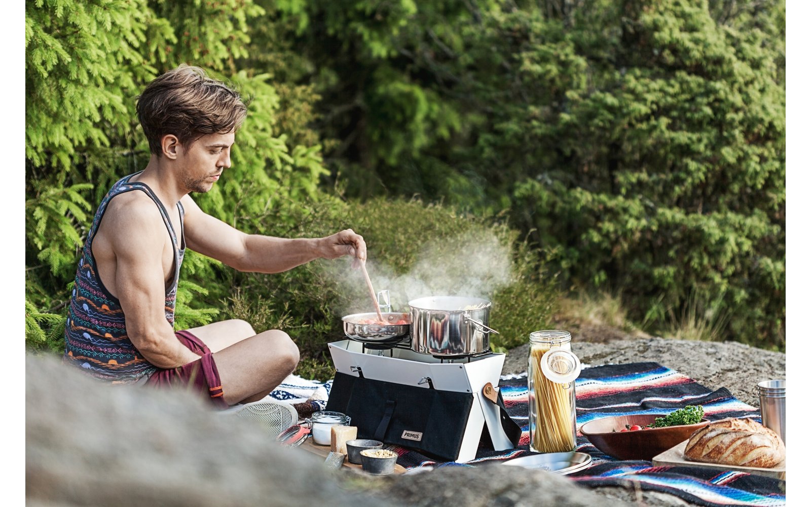 Ein gebündeltes Sortiment verschiedener gemischter Gemüseflocken in einem offenen Glasbehälter