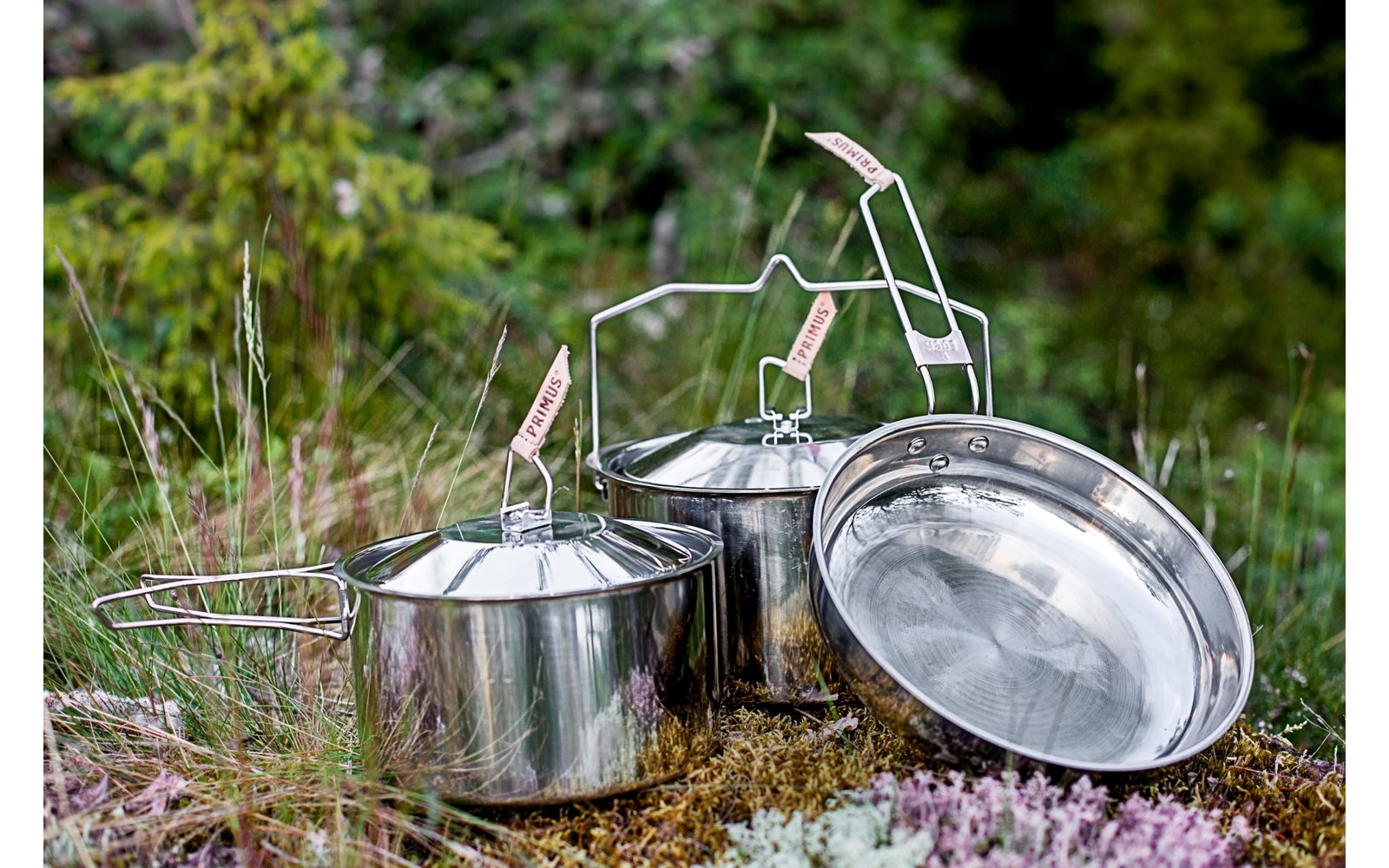 Alte, verrostete rote Eisenbahnschienen in einer urbanen Umgebung mit Gebäuden im Hintergrund