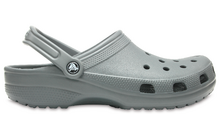 Grauer Crocs Clog mit verstellbarem Fersenriemen, von der Seite fotografiert