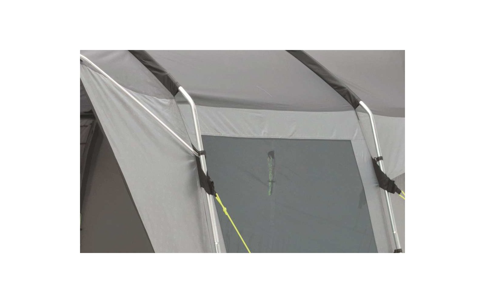 Nahaufnahme eines weißen Regenschirms mit grauem Hintergrund