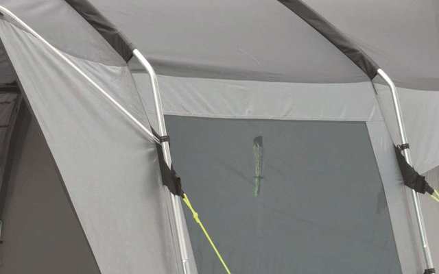 Nahaufnahme eines weißen Regenschirms mit grauem Hintergrund