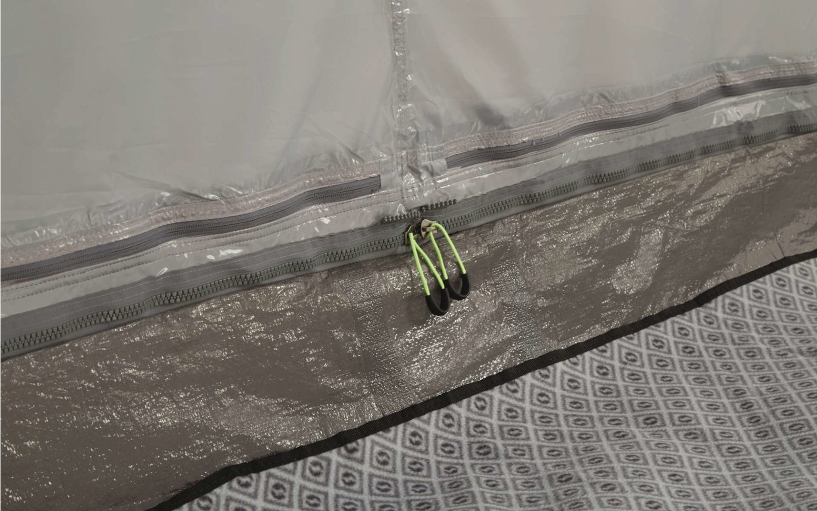 Eine kleine Pflanze wächst zwischen zwei Steinplatten auf einem Gehweg