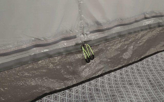 Eine kleine Pflanze wächst zwischen zwei Steinplatten auf einem Gehweg